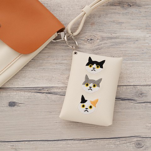 マルチポーチ 【 刺繍 3匹の猫 】 カード収納 小物入れ ポーチ 猫 猫の日 茶白 ハチワレ 黒猫 A196I