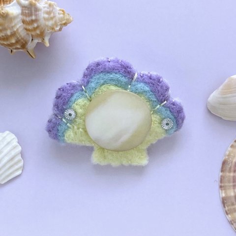 シェルなボタン花〜夏の思い出〜ブローチ<ボタン×羊毛フェルト>Shell 〜Memories of summer〜brooch