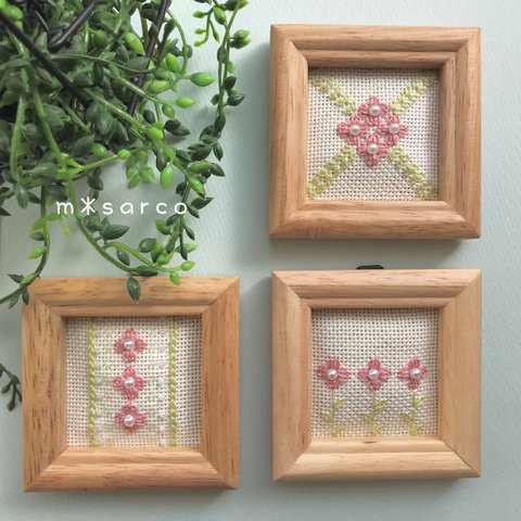 ⭐️再販2⭐️インテリアプチフレーム（ピンクのお花）刺繍　壁飾り　玄関置物　リビング　寝室　母の日　誕生日　壁飾り　壁掛け　壁雑貨　引越祝い　開店祝い　　　　