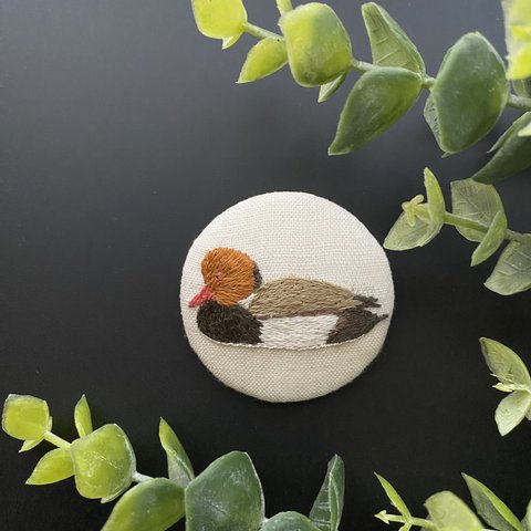 お池の アカハシハジロ 刺繍ブローチ