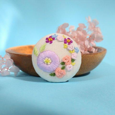 【リース刺繍　くるみボタン　ブローチ】薄紫の丸いお花とカラフル小花のリース