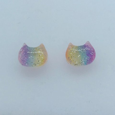 虹色のネコピアス