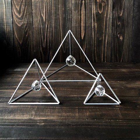 送料無料　ヒンメリ「シンプルピラミッド」小サイズ　三角型　野外使用可なアルミ製　オプションでサンキャッチャー　幾何学オブジェ　シルバー　クリスマスオーナメント