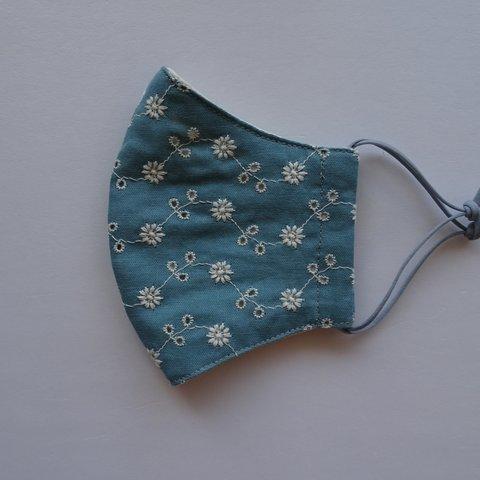 シロツメクサ刺繍生地の冬マスク（クラウドブルー）