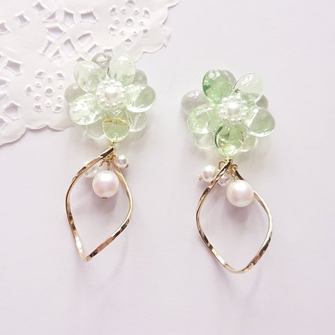  緑の透明なレジンの花のイヤリング/ピアス/ノンホールピアス(106)