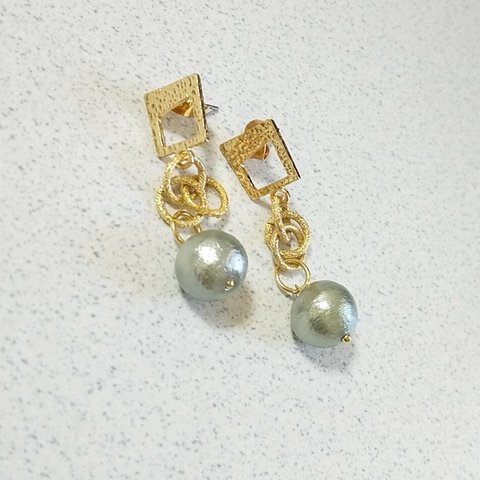 くすみグリーンコットンパール×ゴールドピアス