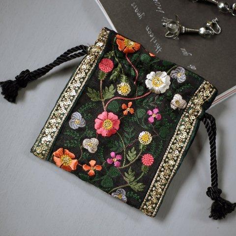 【ラスト1点】インドブレードミニ巾着ポーチ　刺繍　スパンコール　花柄　ゴールド　カラフル　アクセサリーポーチ　小物入れ