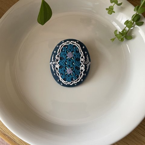 タティングレースと刺繍のブローチ