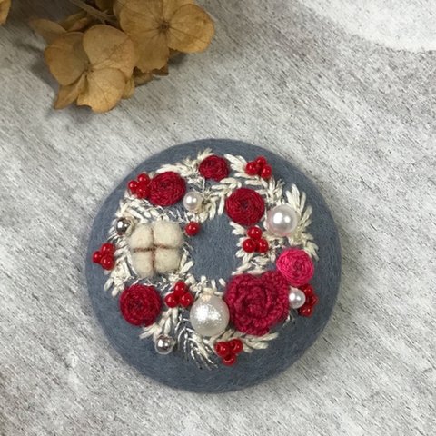 刺繍のブローチ クリスマスリース