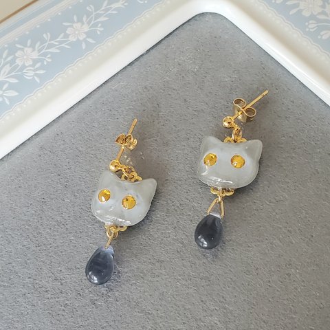 にゃんこピアス☆両耳　グレー猫ピアス　☆しずく✨チェコガラス