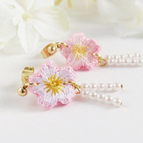 桜の刺繍ワッペンと小さいパールのアシンメトリーノンホールイヤリング