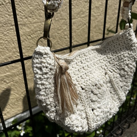 グラニースクエア花モチーフのボディーバッグ／手編み/オフホワイト1/夏/コットン/斜めがけ