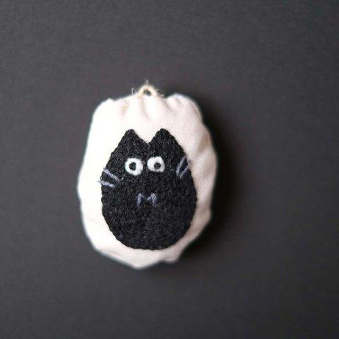 【訳あり価額】アルファベット刺繍のオーナメント【Mくろねこ】