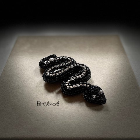 ビーズ刺繍のブローチ　-黒蛇(クリアライン)-　black snake