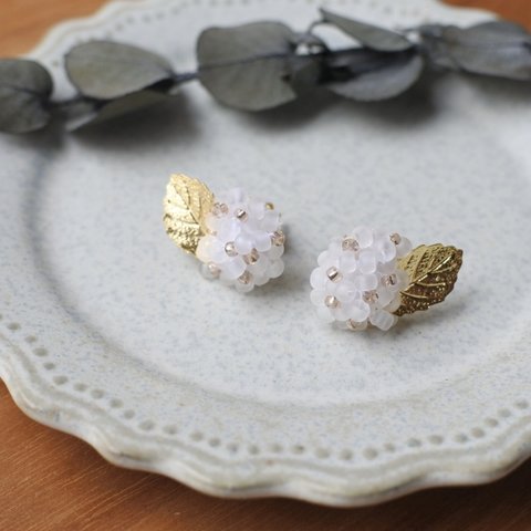 【ビーズ刺繍のピアス／イヤリング】紫陽花(透かしとゴールド)／サージカルステンレス