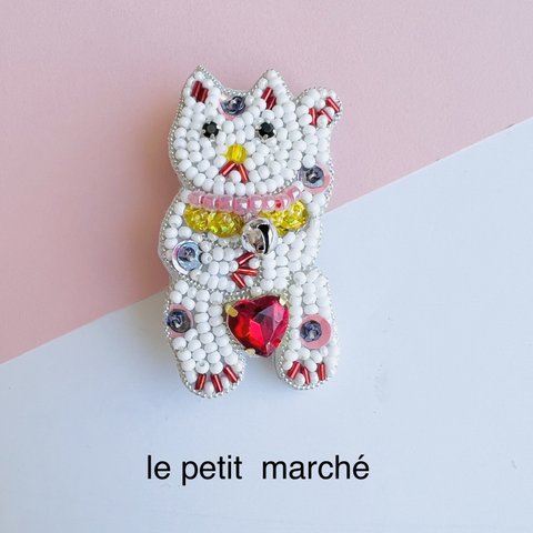 ハートの招き猫のビーズ刺繍ブローチ