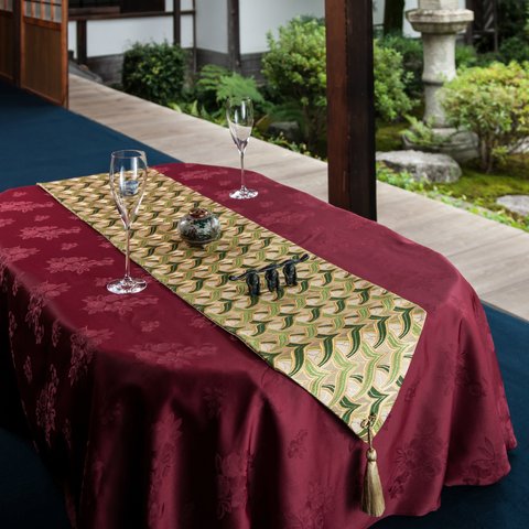 西陣金襴正絹 燕矢紋様テーブルランナー　白茶地　緑色