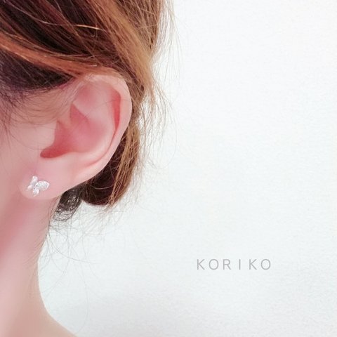 Silver×立体的蝶々のシンプルピアス/イヤリング＊シルバー＊小ぶり＊ちょうちょ