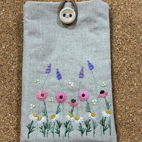 【お花の手刺繍】かわいいスマホケース・グラスケース　ラベンダー＆マーガレット＆カモミール　ギフト　ハーフリネン　ボタニカル