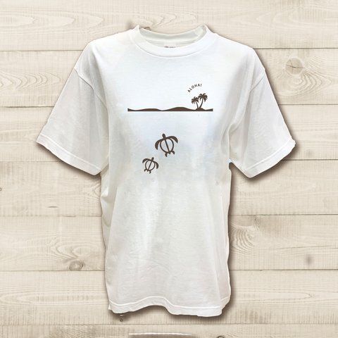 ハワイアンデザインTシャツ 海亀の親子イラスト ホヌ 海の守り神 カメの絵 ノースショア ハワイ 半袖カットソー ヤシ