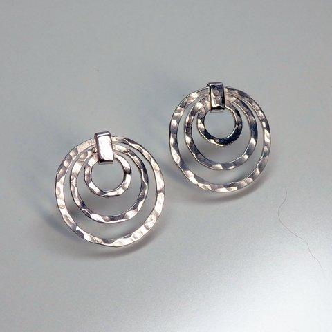 トリプルサークル彫金スタッドピアス