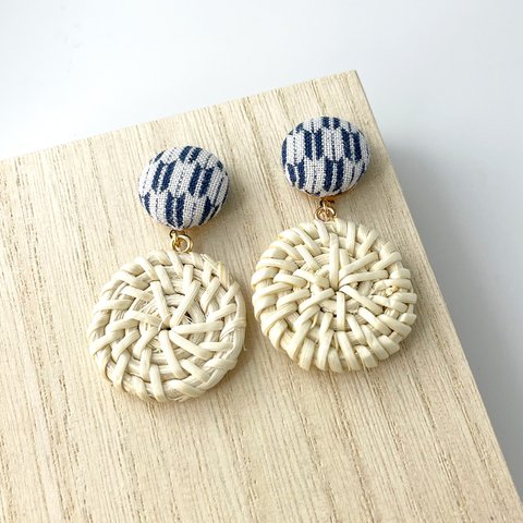 手染め pierced earrings 釦+　矢絣 籐白