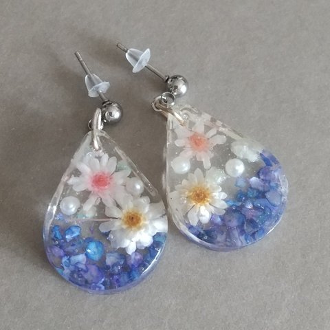 しずく型お花のピアス(青)