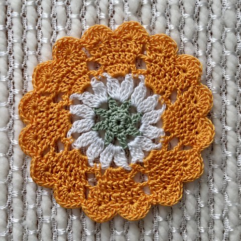 ハートドイリー(直径11 cm)、ゴールドと白のハートドイリー、Crochet heart doily in gold and white