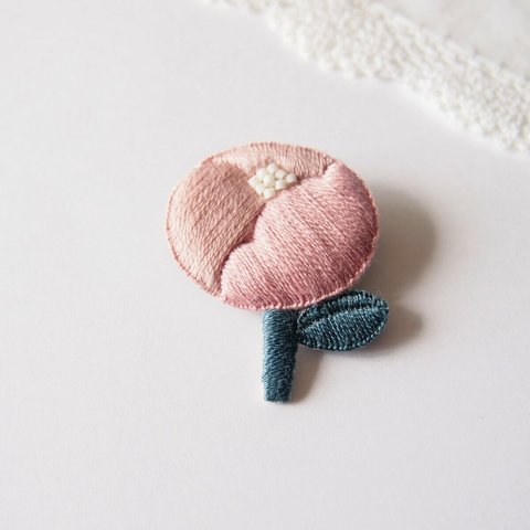 ［受注制作］ピオニー一輪の刺繍ブローチ（pink）