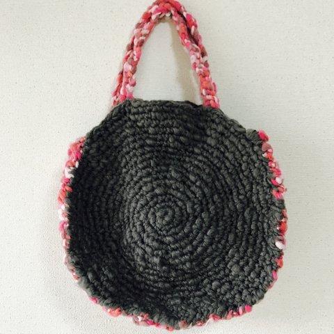 もこもこ毛糸で編んだ丸いニットのバッグ