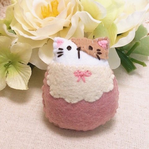 たまごニャン🐈🥚【ピンクのワンピース】