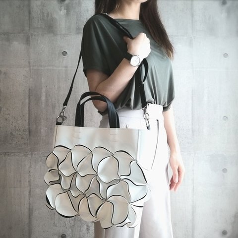 幾何学的なお花のトートバッグ-白