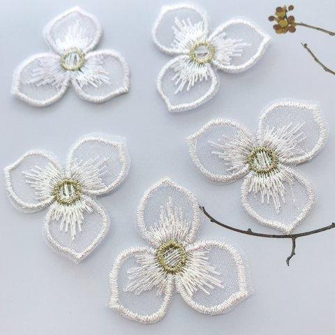 4枚【ef-7-1-L】ホワイト　花 刺繍 　フラワーパーツ オーガンジー　