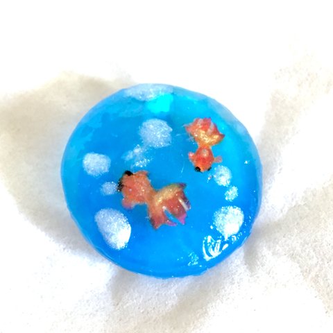 再販 《受注生産》☆泳ぐ金魚と光る水☆ ブローチ ♡（夜光・蓄光青色使用♡）