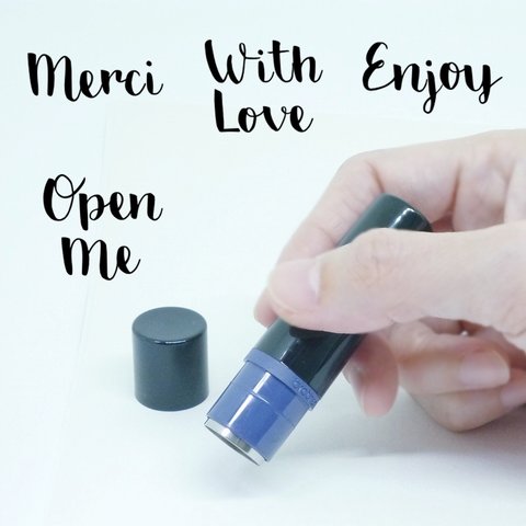 メッセージタグ用ミニスタンプ：Merci / Enjoy / With Love / Open Me  シャチハタ式ハンコ　ローマ字（フランス語・英語）レタリング　メルシー、ありがとう、愛を込めて、他
