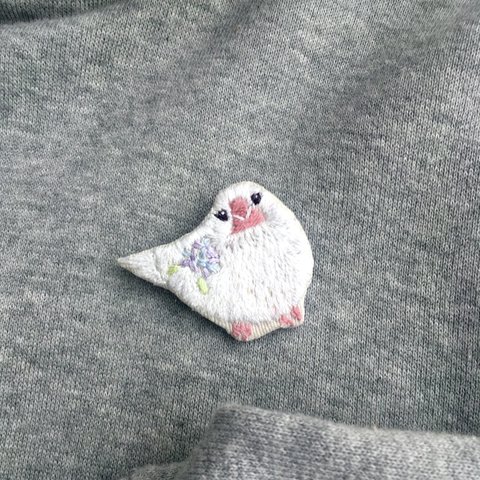 見上げる白文鳥さんブローチ　（手刺繍）