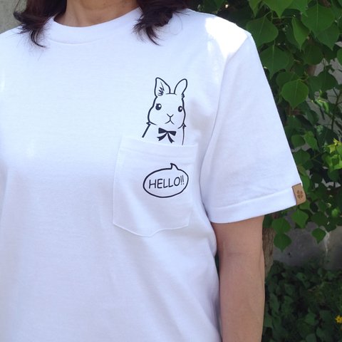 のぞくうさぎのポケットTシャツ・送料無料