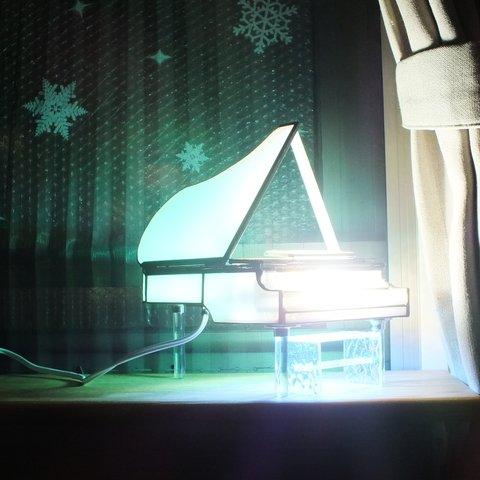 パステルグリーンの白いグランドピアノ（ステンドグラスの手作りピアノ、LED電球付き）