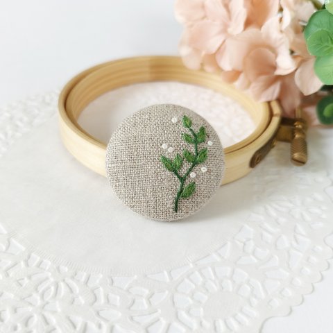 【 ブローチ 】刺繍 くるみボタン  ( 3.8cm )