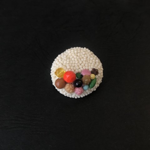 ビーズ刺繍ブローチ