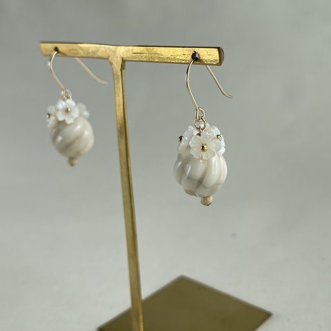 【14kgf /earring or pierce】リバーストーンとホワイトシェルのフラワーピアス