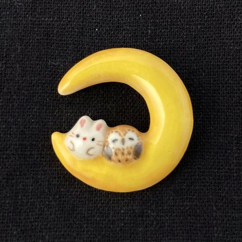 【Sold】陶器ブローチ　月に乗ったうさぎとフクロウ