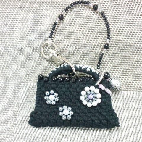 バックチャームとビーズ刺繍