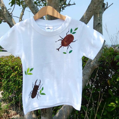 手描きの夏の虫Tシャツ