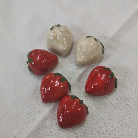 立体のいちごのマグネット🍓