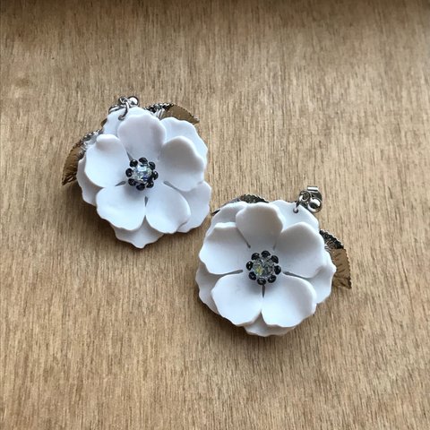 白×透明フラワーピアス