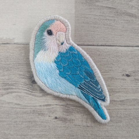 ホンモノみたいなコザクラインコの刺繍ブローチ【ブルー系】