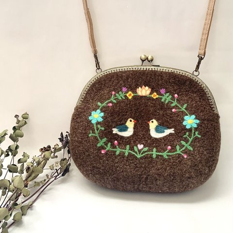 鳥とお花の羊毛刺繍ポシェット（ブラウン）