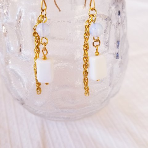 ピアス＋揺れるwhite＋gold