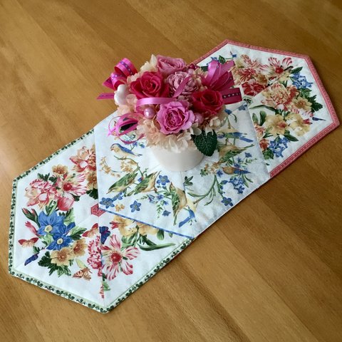 鳥とローズのパッチワークキルトマット、Wild birds and roses patchwork quilt mat, table topper, small table runner